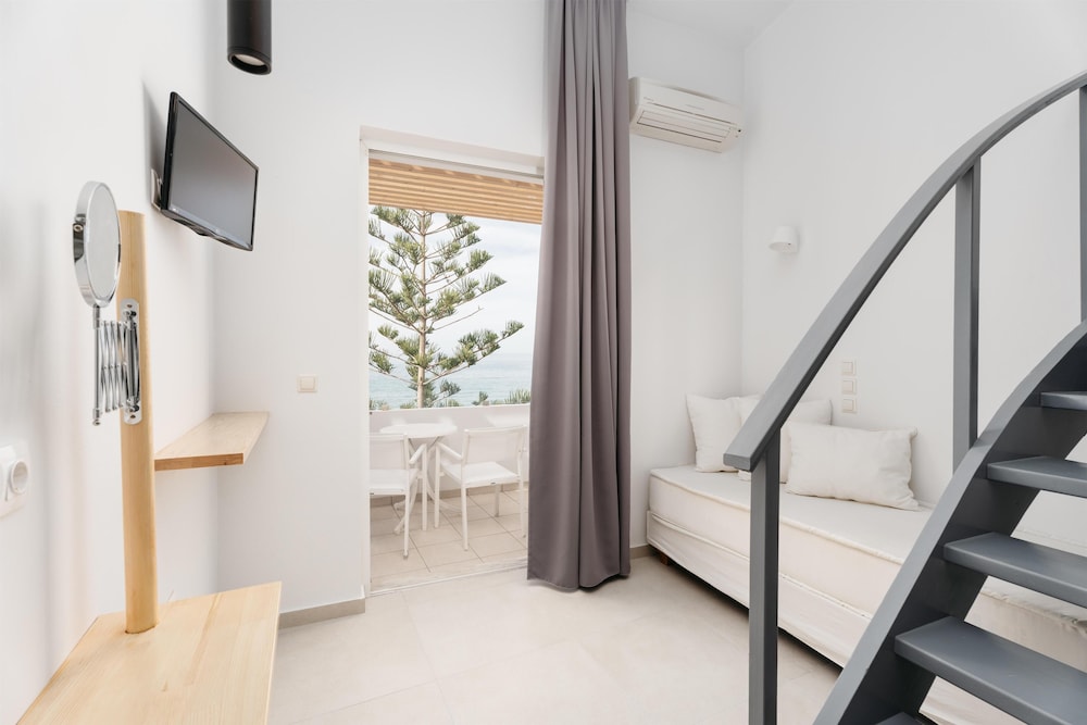 Petradi Beach Lounge Hotel by GHH — Hotel rooms in Rethymnon