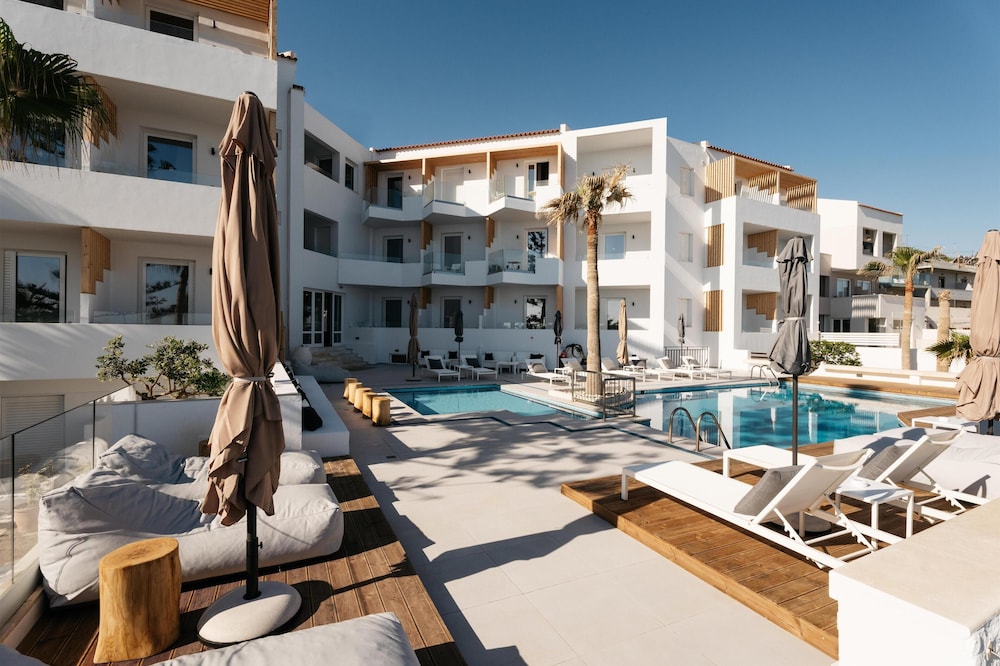 Petradi Beach Lounge Hotel by GHH — Hotel building in Rethymnon