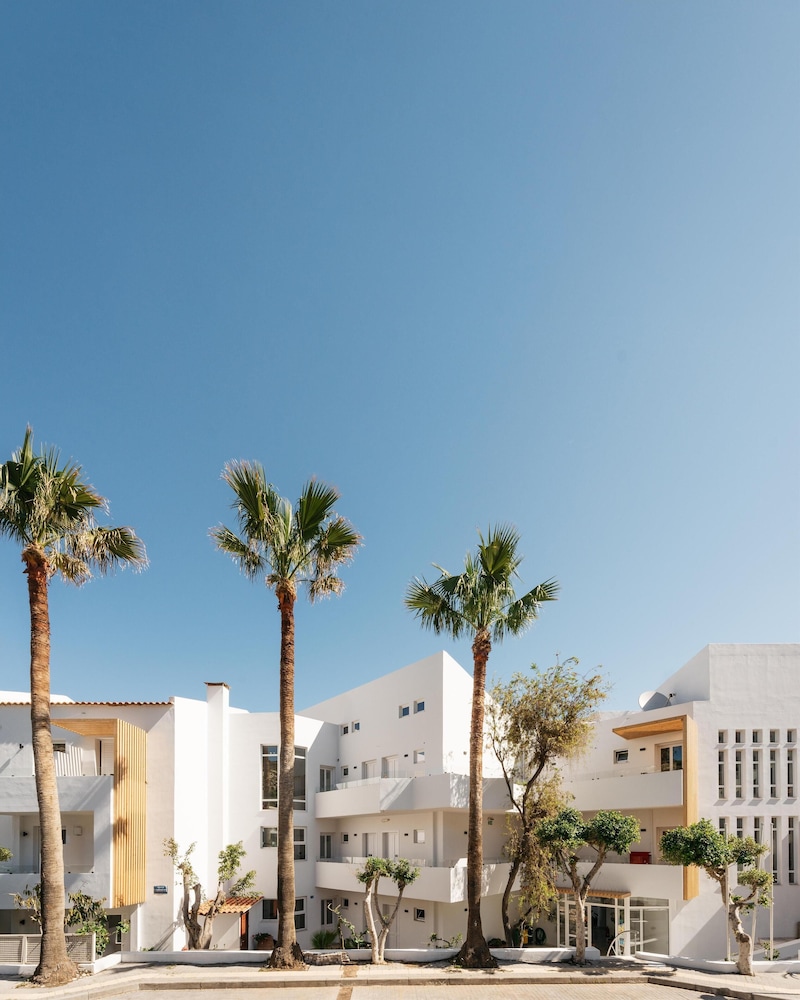 Petradi Beach Lounge Hotel by GHH — Hotel building in Rethymnon