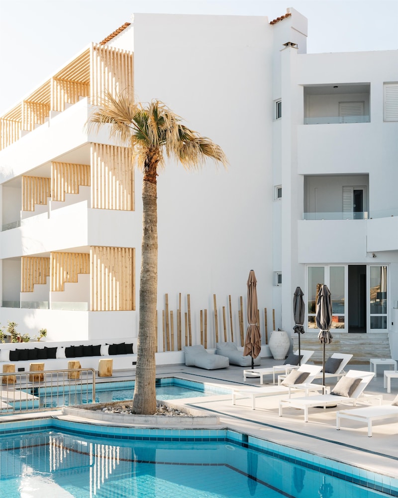 Petradi Beach Lounge Hotel by GHH — Hotel building in Rethymnon