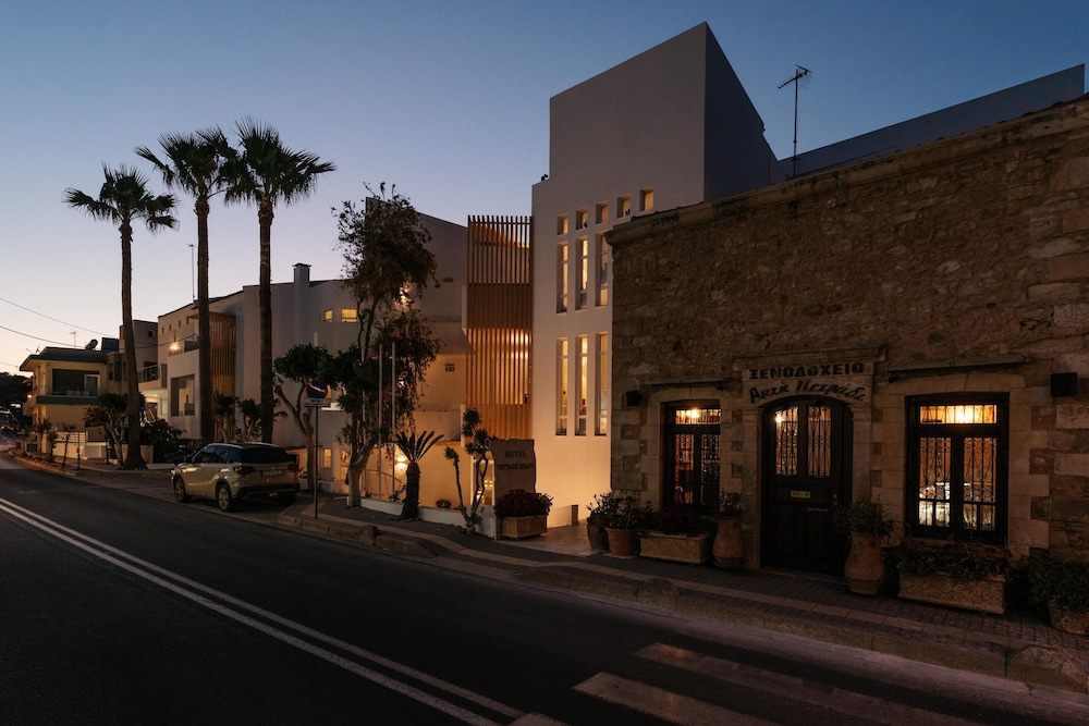 Petradi Beach Lounge Hotel by GHH — Hotel building in Rethymnon