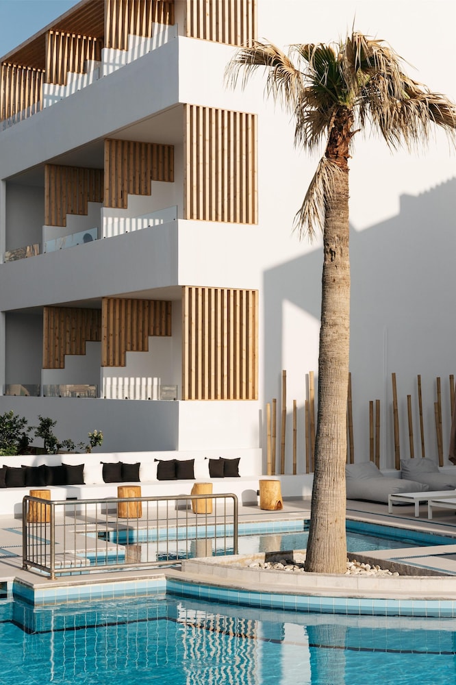 Petradi Beach Lounge Hotel by GHH — Hotel building in Rethymnon