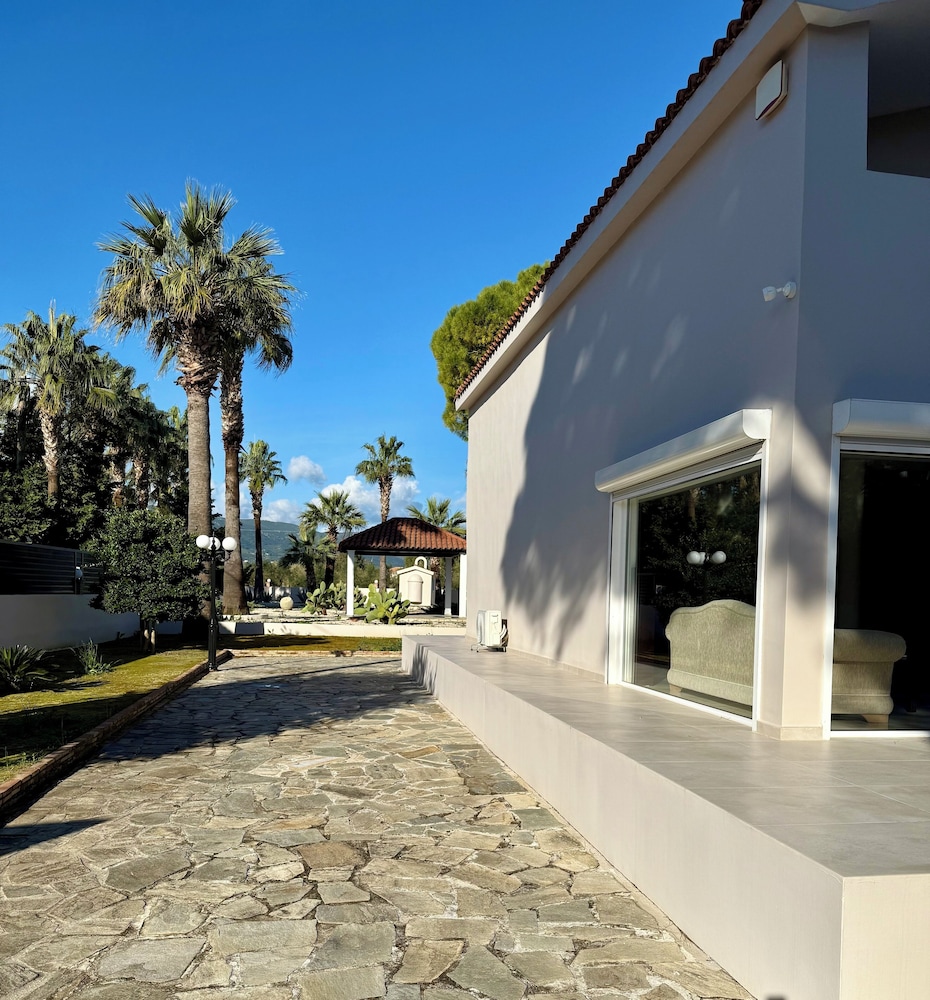Paradise Apartments — Hotel building in Laganas, Ionian Islands