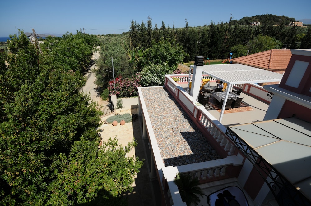 Metohi Georgila — Hotel building in Platanias