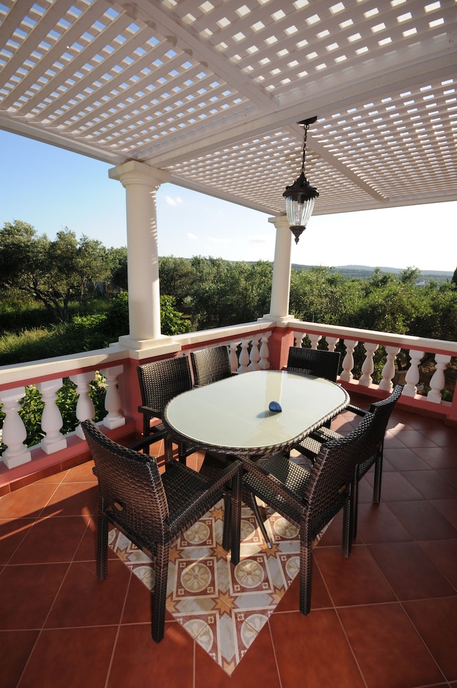 Metohi Georgila — Restaurant & bars in Platanias