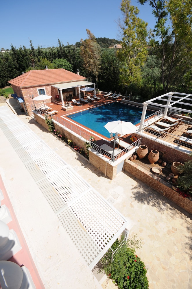 Metohi Georgila — Swimming pool in Platanias