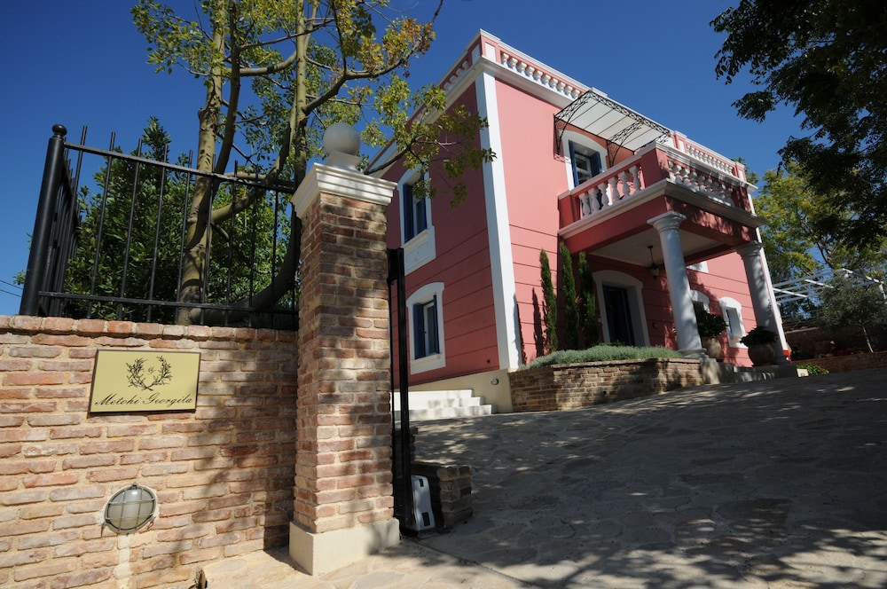 Metohi Georgila — Hotel building in Platanias