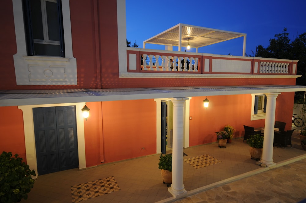 Metohi Georgila — Hotel building in Platanias