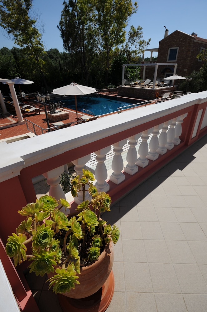 Metohi Georgila — Swimming pool in Platanias
