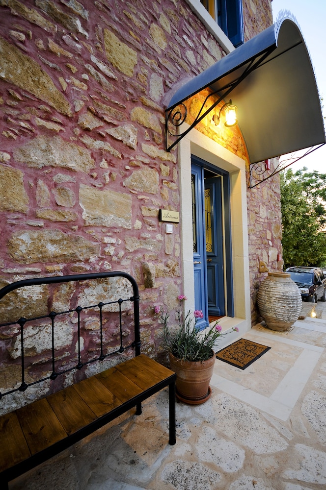 Metohi Georgila — Hotel building in Platanias
