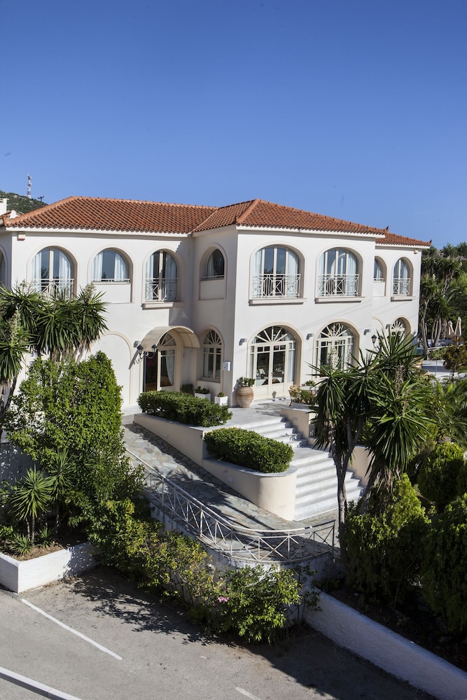 Princess Hotel — Hotel building in Lassi, Ionian Islands