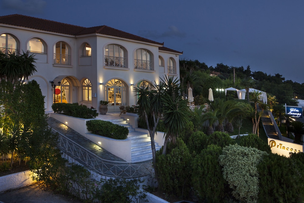 Princess Hotel — Hotel building in Lassi, Ionian Islands