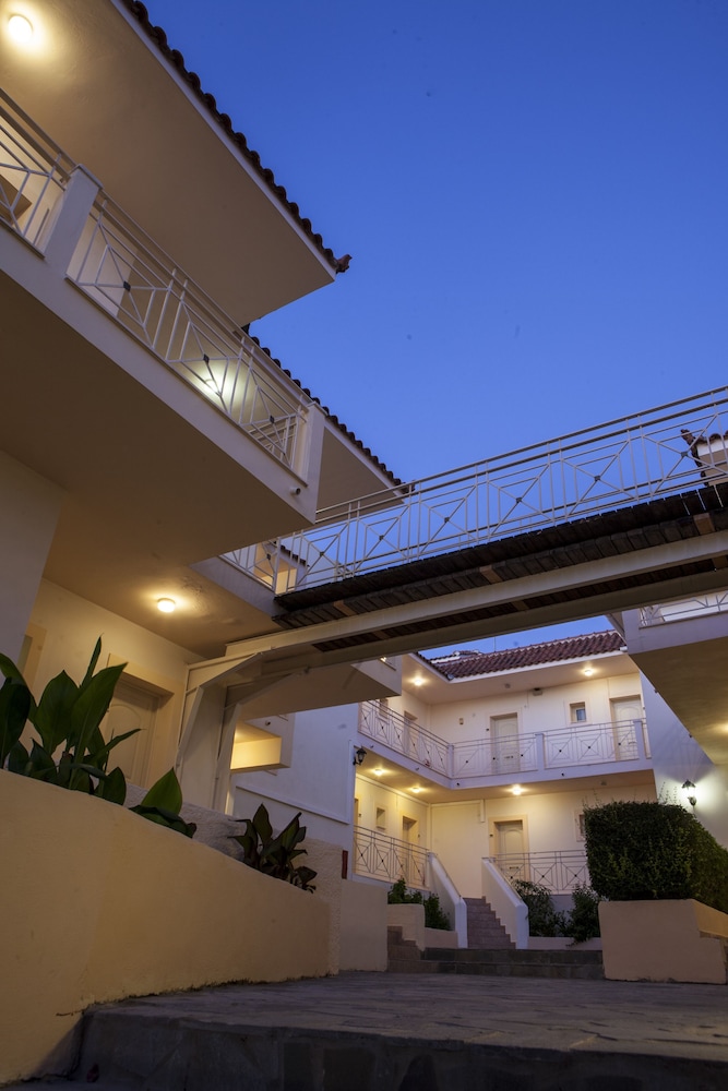 Princess Hotel — Hotel building in Lassi, Ionian Islands