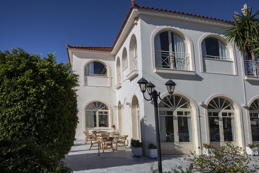 Princess Hotel — Hotel building in Lassi, Ionian Islands