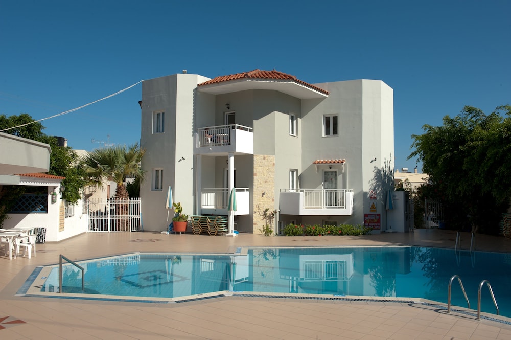 Melissa Apartments, Studios & Suites — Swimming pool in Malia