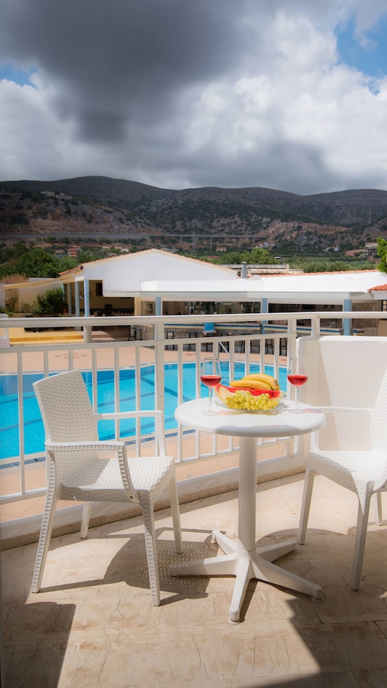 Melissa Apartments, Studios & Suites — Swimming pool in Malia