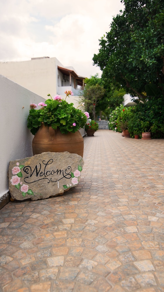 Melissa Apartments, Studios & Suites — Hotel building in Malia