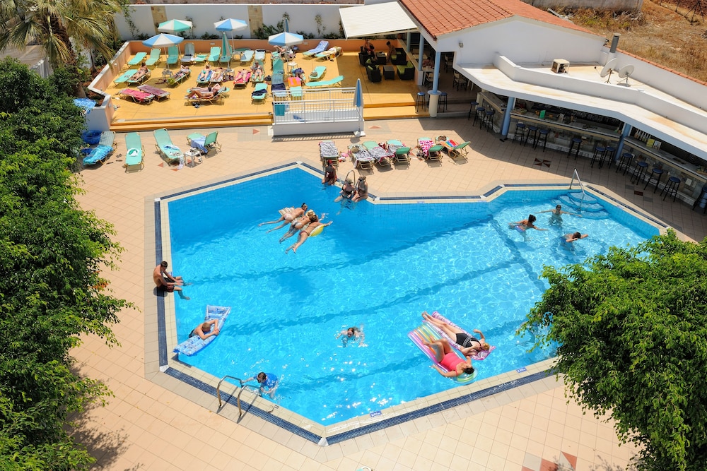 Melissa Apartments, Studios & Suites — Swimming pool in Malia