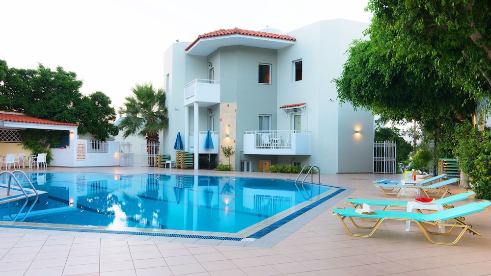 Melissa Apartments, Studios & Suites — Swimming pool in Malia