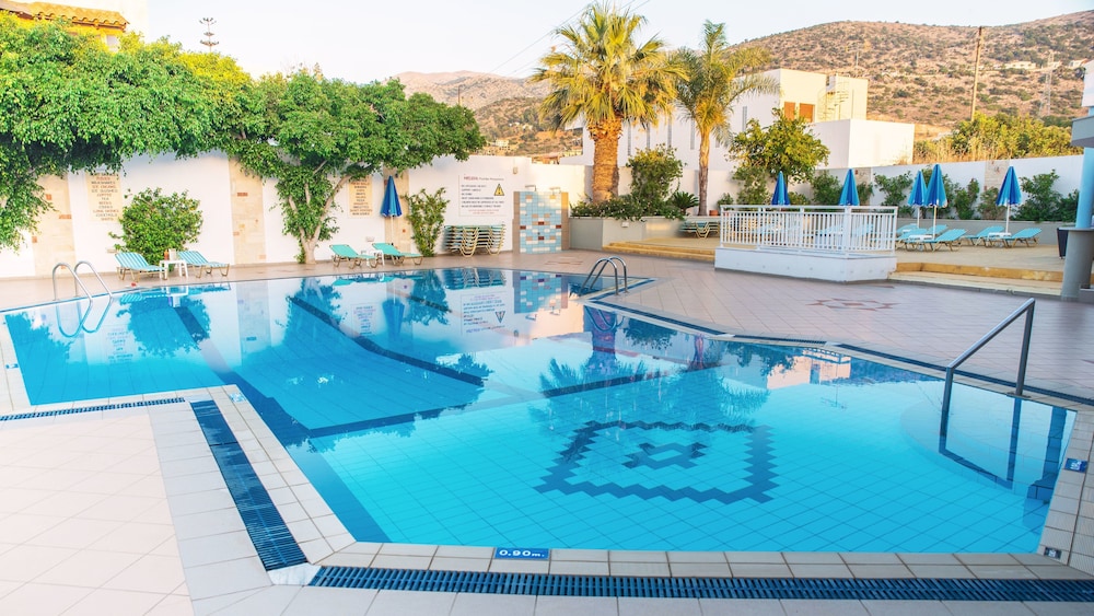 Melissa Apartments, Studios & Suites — Swimming pool in Malia