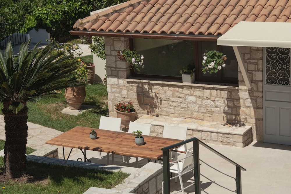 Erietta Aparthotel — Restaurant & bars in Tsilivi, Ionian Islands