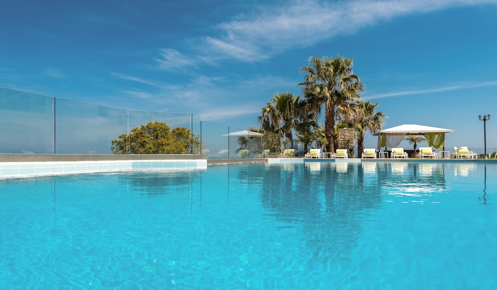 Erietta Aparthotel — Swimming pool in Tsilivi, Ionian Islands