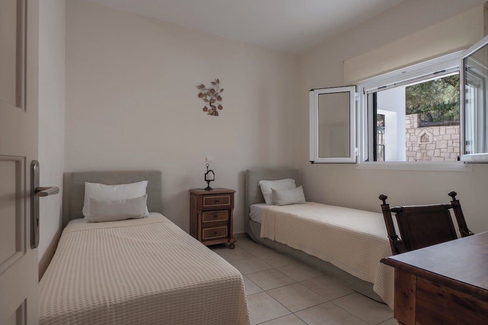 Erietta Aparthotel — Hotel rooms in Tsilivi, Ionian Islands