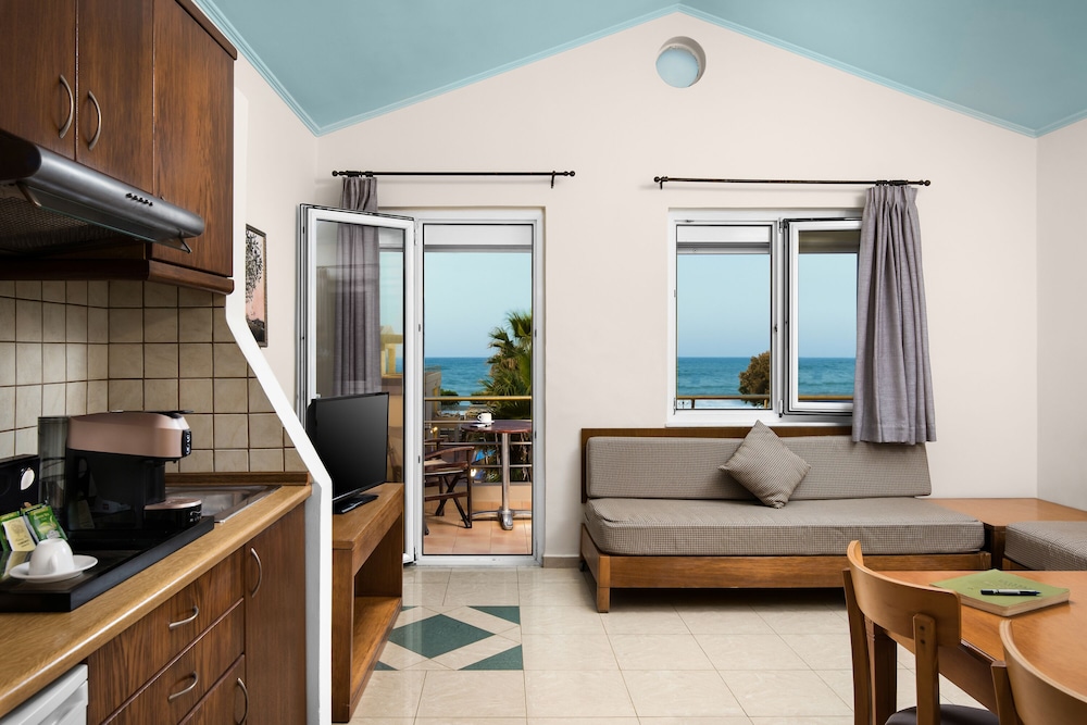 Maleme Mare Beach Resort Hotel — Hotel rooms in Platanias