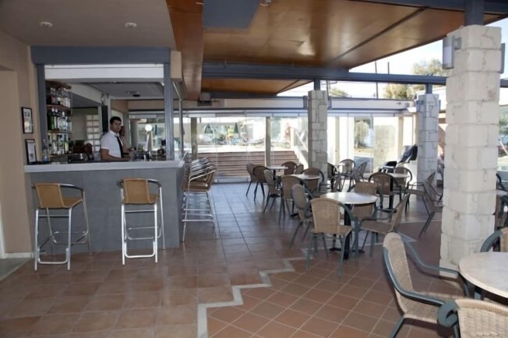 Maleme Mare Beach Resort Hotel — Restaurant & bars in Platanias