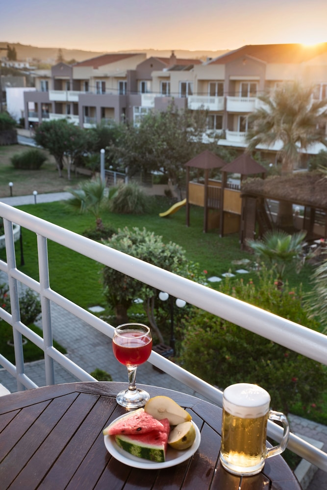 Maleme Mare Beach Resort Hotel — Hotel rooms in Platanias