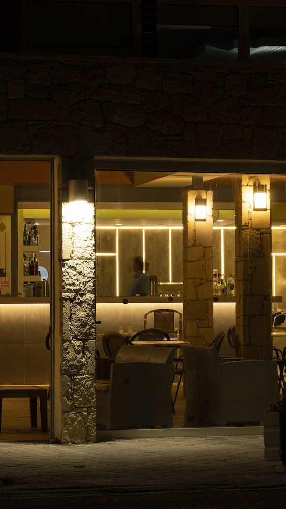 Maleme Mare Beach Resort Hotel — Restaurant & bars in Platanias