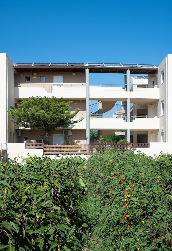 Maleme Mare Beach Resort Hotel — Hotel building in Platanias