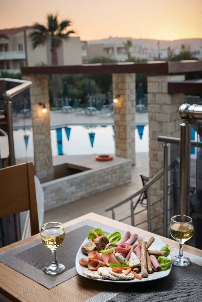 Maleme Mare Beach Resort Hotel — Restaurant & bars in Platanias