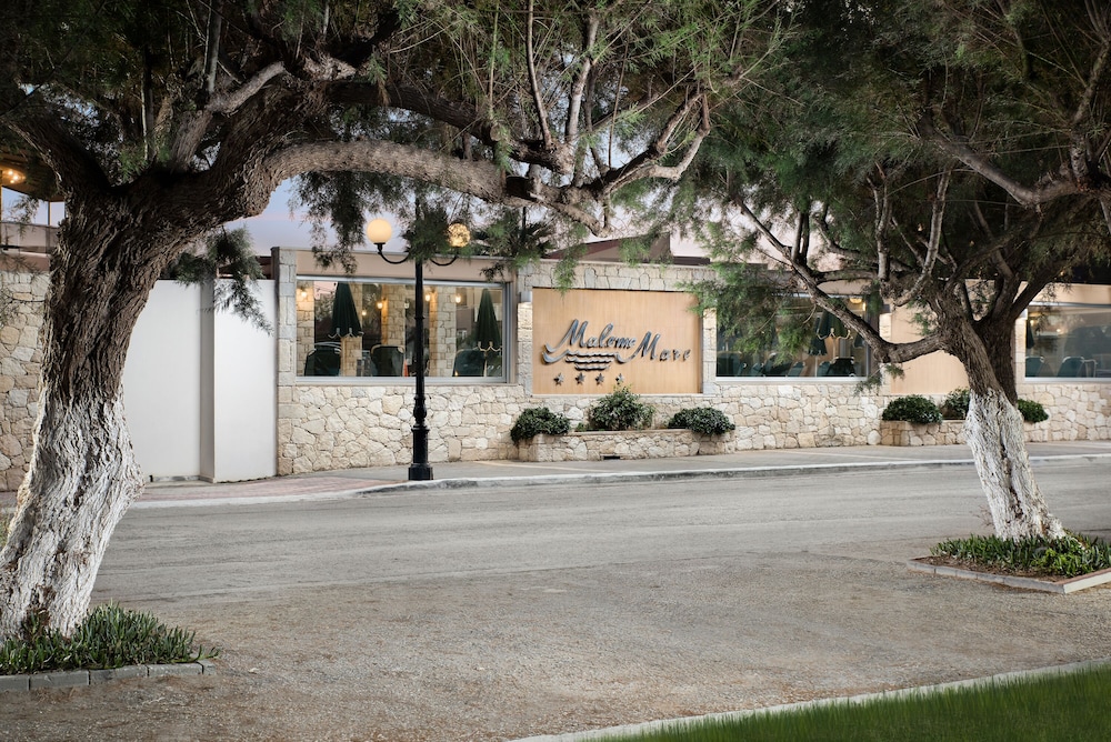 Maleme Mare Beach Resort Hotel — Hotel building in Platanias