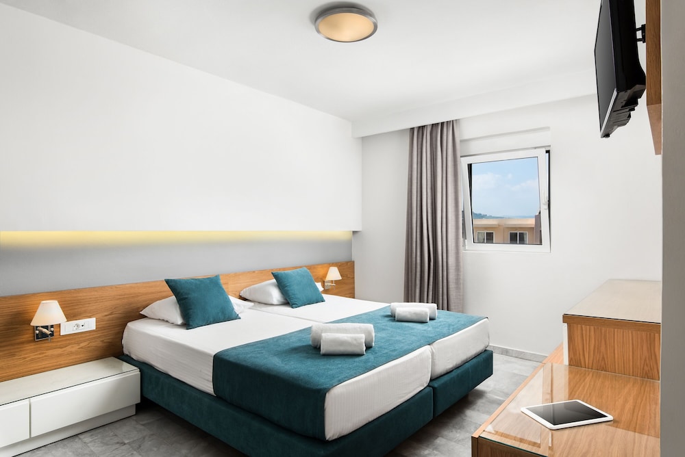 Maleme Mare Beach Resort Hotel — Hotel rooms in Platanias