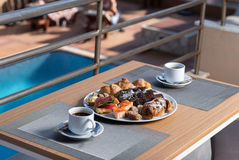 Maleme Mare Beach Resort Hotel — Restaurant & bars in Platanias