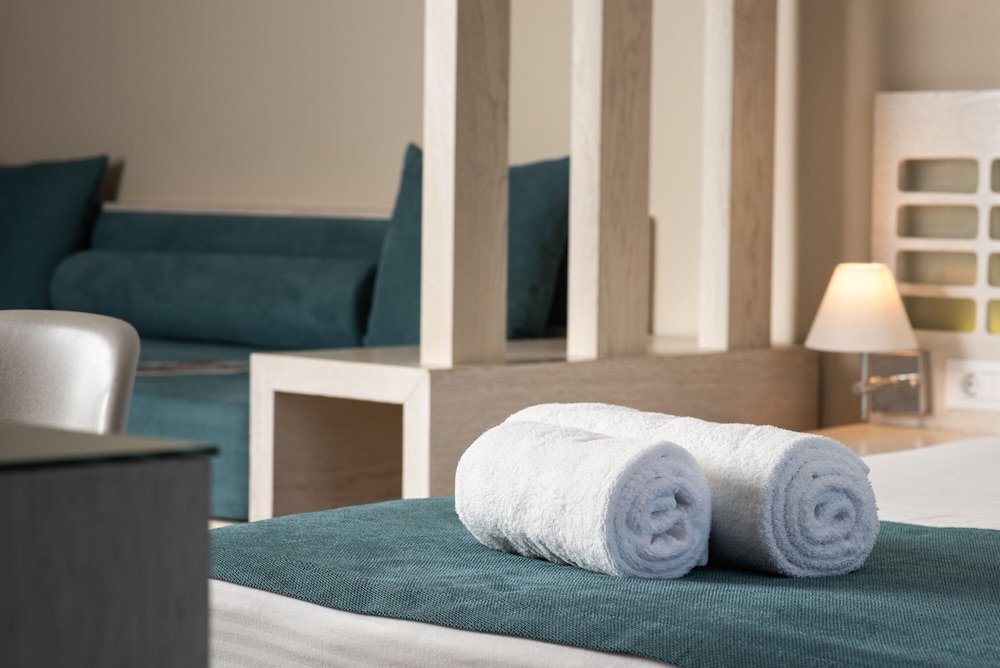 Maleme Mare Beach Resort Hotel — Hotel rooms in Platanias