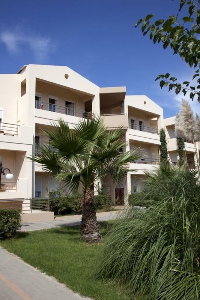 Maleme Mare Beach Resort Hotel — Hotel building in Platanias