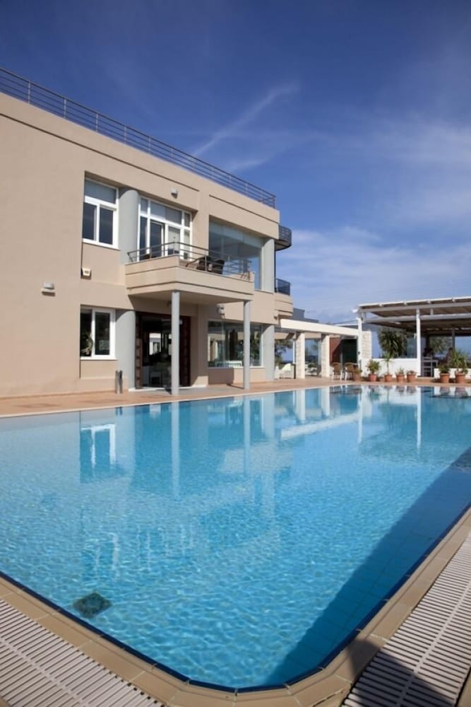 Maleme Mare Beach Resort Hotel — Swimming pool in Platanias