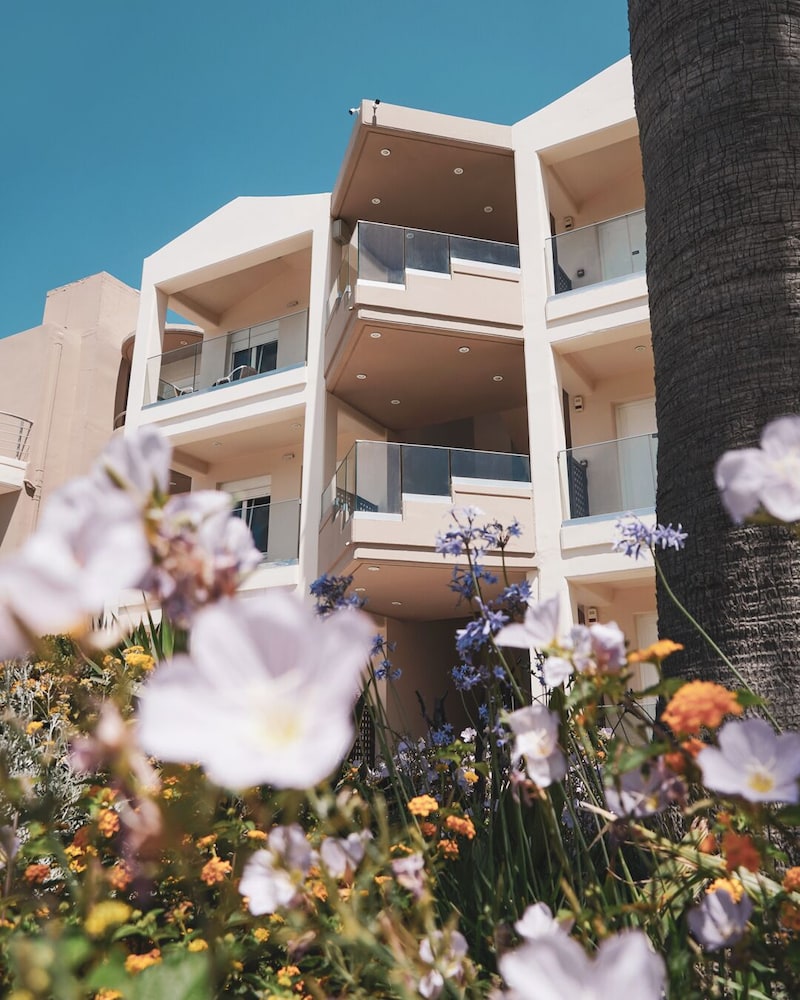 Maleme Mare Beach Resort Hotel — Hotel building in Platanias
