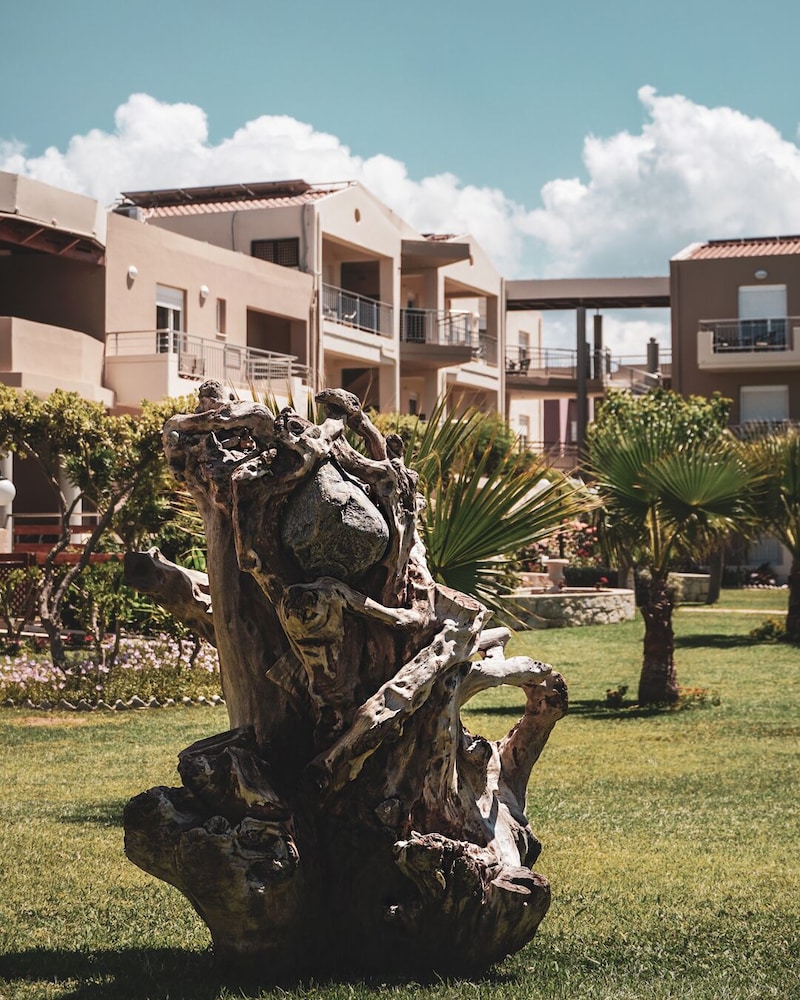 Maleme Mare Beach Resort Hotel — Hotel building in Platanias