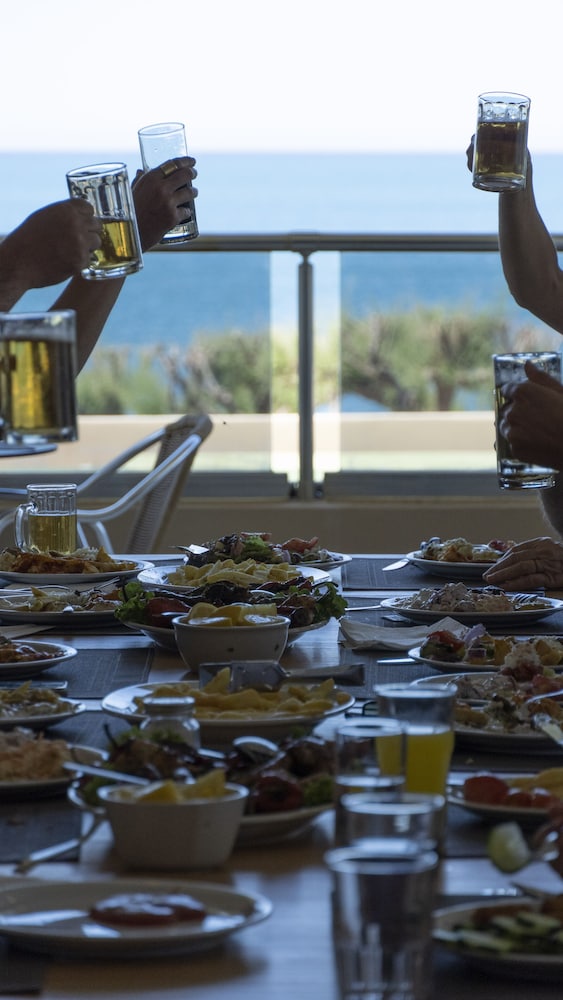 Maleme Mare Beach Resort Hotel — Restaurant & bars in Platanias