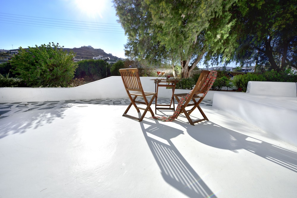 Erato Hotel Mykonos — Hotel building in Ornos, South Aegean