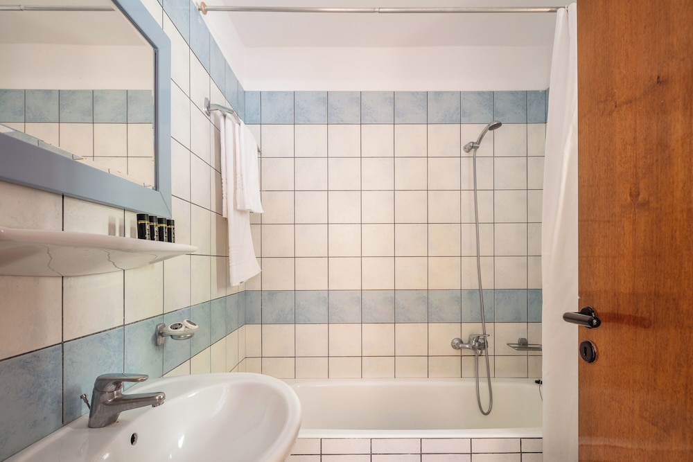 Koni Village Hotel — Hotel rooms in Stalida