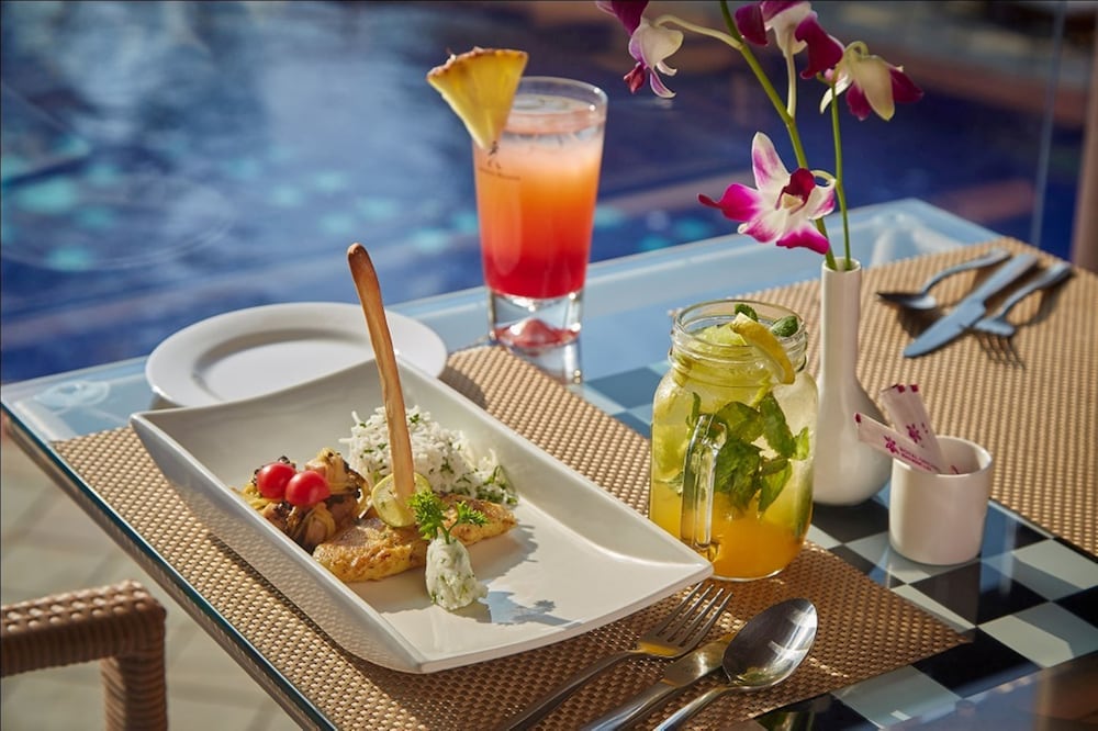 Royal Orchid Beach Resort & Spa — Restaurant & bars in Utorda, Goa