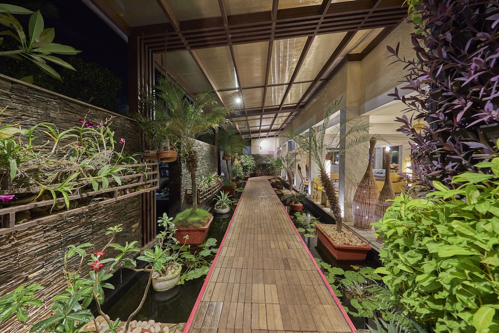 Royal Orchid Beach Resort & Spa — Hotel building in Utorda, Goa