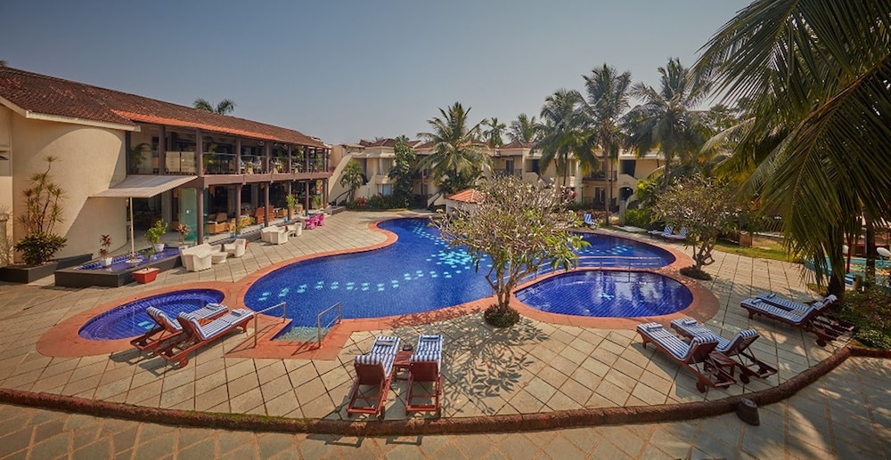 Royal Orchid Beach Resort & Spa — Swimming pool in Utorda, Goa