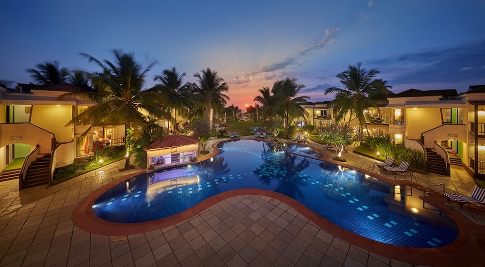 Royal Orchid Beach Resort & Spa — Swimming pool in Utorda, Goa