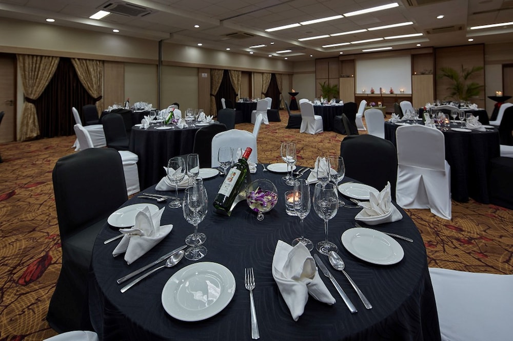Royal Orchid Beach Resort & Spa — Restaurant & bars in Utorda, Goa