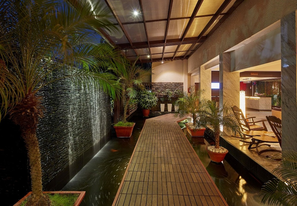Royal Orchid Beach Resort & Spa — Hotel building in Utorda, Goa